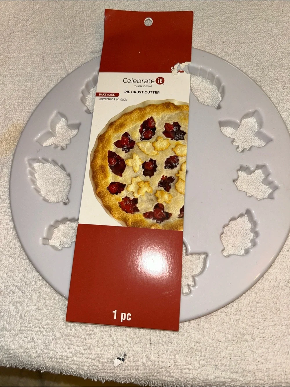 Celebrate It Light Gray Leaf Pie Crust Cutter